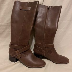 UGG Women’s leather, tall zipper boots. Wonderful condition with the usual wear.